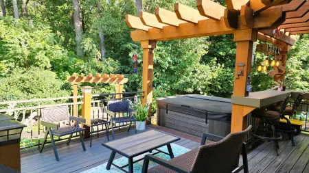 "Charming Five-Bedroom Cottage Destination at Everchanging Seasons