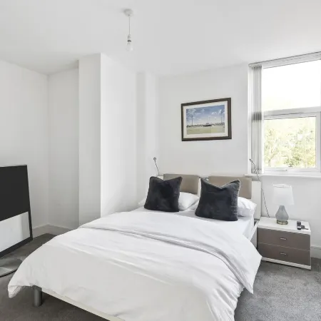 Luxurious 2 Bedroom Apartment with Free Parking, Sky TV, Sports, Movies & Netflix