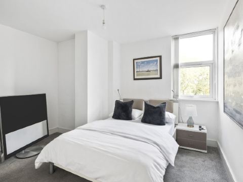 Luxurious 2 Bedroom Apartment with Free Parking, Sky TV, Sports, Movies & Netflix