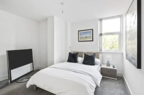 Luxurious 2 Bedroom Apartment with Free Parking, Sky TV, Sports, Movies & Netflix Hotels in 