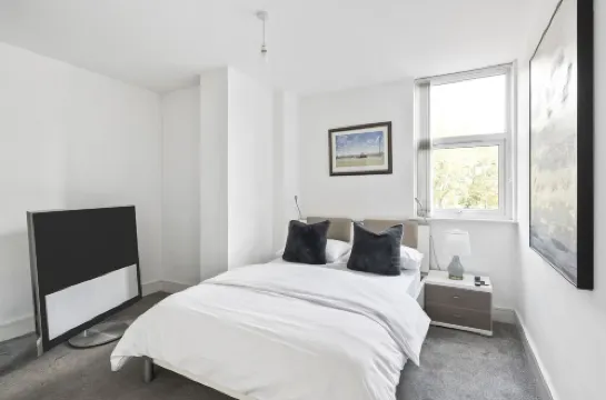 Luxurious 2 Bedroom Apartment with Free Parking, Sky TV, Sports, Movies & Netflix