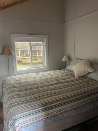 Cozy 3-bedroom Lakefront camp on Great Pond in Belgrade Maine w/ WiFi, AC
