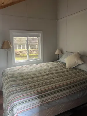 Cozy 3-bedroom Lakefront camp on Great Pond in Belgrade Maine w/ WiFi, AC Các khách sạn ở Belgrade
