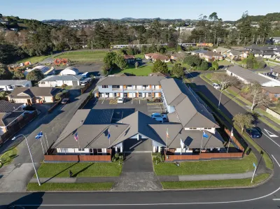 Aveda Motor Lodge Hotels near Pukekohe's Pioneer Cottage