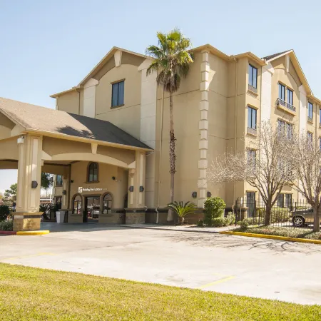 Holiday Inn Express & Suites HOUSTON NORTH INTERCONTINENTAL by IHG Отели рядом с достопримечательностью «Торговый центр Greenspoint»