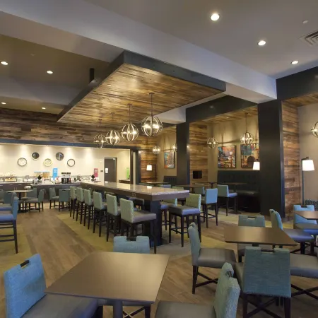 Hampton Inn & Suites St. Paul Downtown Отели рядом с достопримечательностью «Музей науки штата Миннесота»