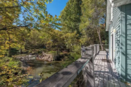Classic Romantic Creek View D/T Cottage~ Walk to Town & at ~Relax on the Porch