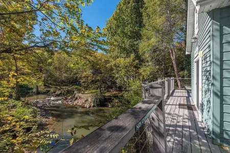 Classic Romantic Creek View D/T Cottage~ Walk to Town & at ~Relax on the Porch
