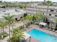 Howard Johnson by Wyndham Fullerton/Anaheim Conference Cntr - Pools