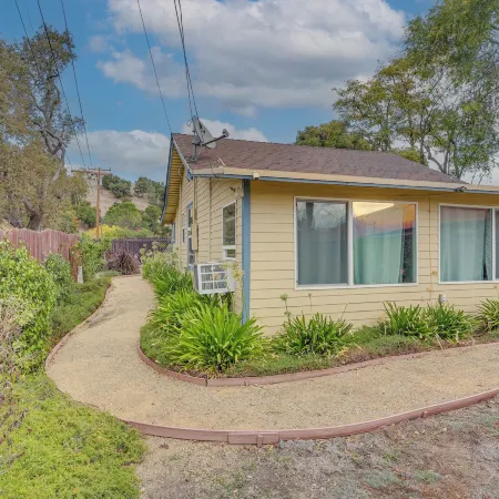 2 Mi to Dtwn Atascadero! Cozy Cottage w/ Yard