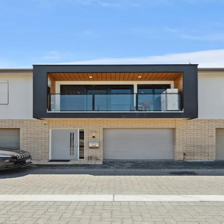Bright 2-Bed Townhouse with Balcony & Garage