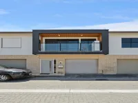 Bright 2-Bed Townhouse with Balcony & Garage