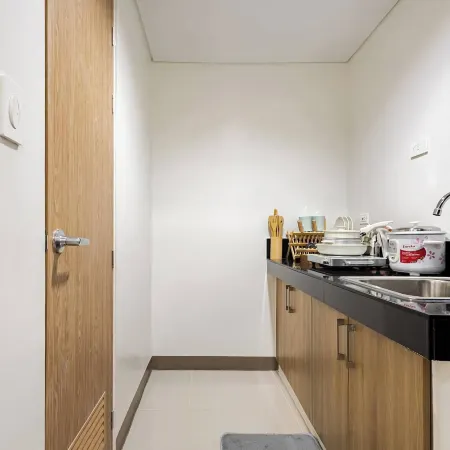 Near SM BF & Shopwise Slex Accessible 2BR for 4