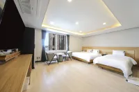Changwon Jinhae Hotel 701 - Ocean View