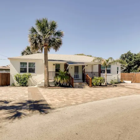 St Augustine Cottage w/ Fire Pit - Walk to Pier!