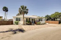 St Augustine Cottage w/ Fire Pit - Walk to Pier! - parking