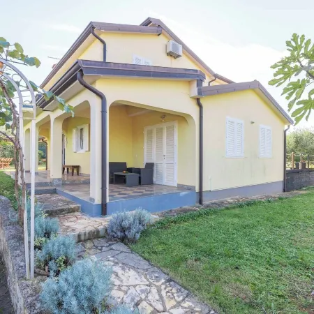 Holiday House with Pool Villa Seabird
