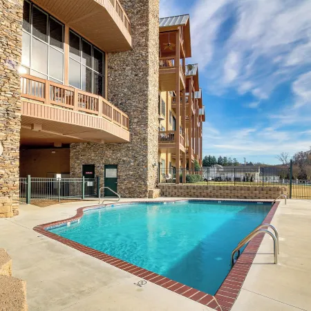 Lakefront Condo 3 Mi to Historic Guntersville!