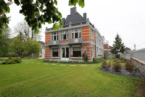 Group Villa with Pool & Sauna Hotels in Wanze