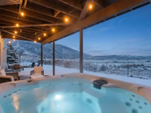 Hot Tub ~ FirePit ~ Scenic Views ~ Skiing ~ Lagoon