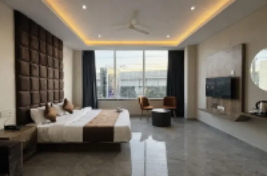 โรงแรม เรเวลอน แกรนด์