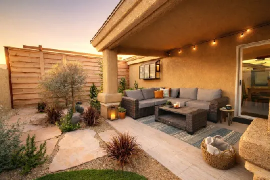 The Hideaway - Romantic Private Desert Courtyard - Hot Tub & Boat Parking Hoteles en 