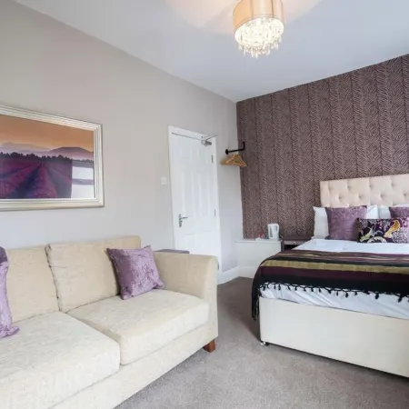 Cherish Lewis Hotel Blackpool- 2 Min to Beach- Smart Lock- Fast WiFi