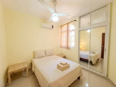 Costambar Ocean Breeze - Beachfront Apartment with Pool  호텔