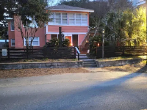 Cooper Flats-Upstairs - 2 Blocks to the Beach & to Downtown FB, Extraordinary!