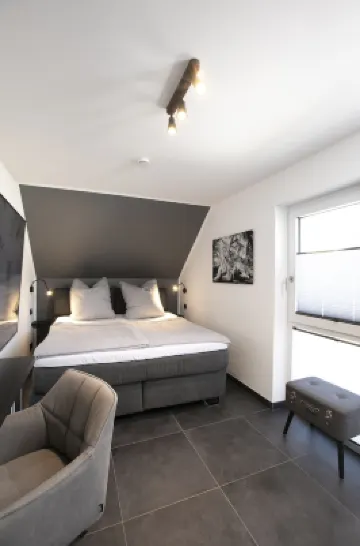 House Relax, with outdoor whirlpool and sauna for exclusive use, 300m to the lake