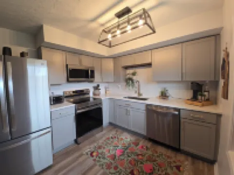 Clifty Falls Family Getaway-Sleeps 8--3 Miles to Historic Downtown & River Front