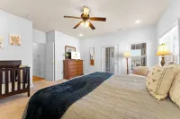 Honey Bee Inn w - Communal Amenities & More! - Parkplatz