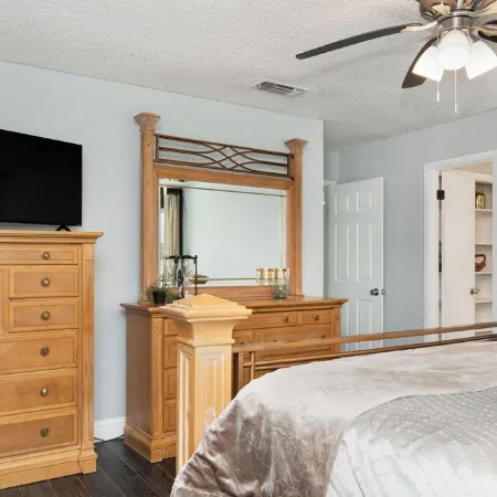 Green Belt cul-de-sac with hiking trail in the heart of the city. 5 Miles -DFW
