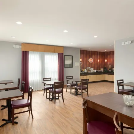Super 8 by Wyndham Carrizo Springs