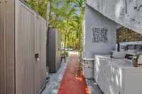Artful Home Near Design District - Bungalows