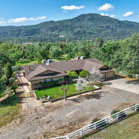 Amazing Views, Secluded property, 2025 Remodeled, Near Yosemite & Amenities