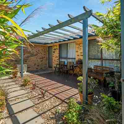 Pets welcome, family friendly home. 5 minute drive to beaches. Hotel Exterior