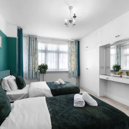 Spacious 5 Bedroom Family Home in Harrow