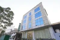 더 디캐피톨, 델리, 국제공항  호텔