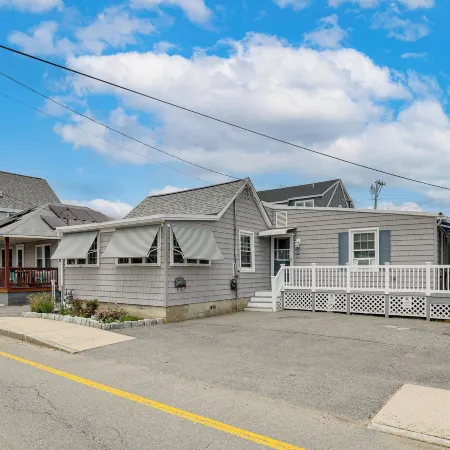 Near Beaches & Waterfront Dining: Home in Hampton!
