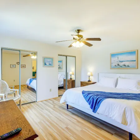 Kitty Hawk Escape w/ Pool Access: 1 Mi to Beach