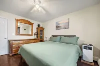Enjoy this spacious 1 st floor Guest House "Serenity" near all the attractions.