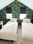 Twin single bedroom perfect for contractors and football fans - 2 Sao
