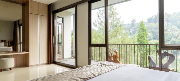 Magenta Hill View Villa 6 Bedrooms with a Private Swimming Pool and Movie Room Hotels in Cimenyan