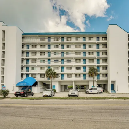 Bright Carolina Beach Condo Public Beach on-Site