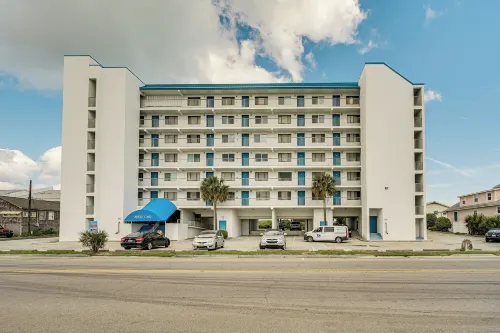 Bright Carolina Beach Condo Public Beach on-Site - Spa