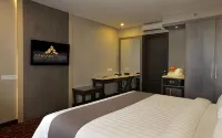 Pyramid Suites Hotel - Pools