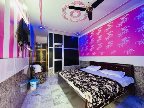 Shri Hari Lodge - Near Shri Ram Mandir and Hanuman Garhi - Balcony