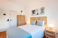 Double Room | AC   Shared Bathroom | Saldanha II - Condos