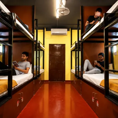 The Metro Pod Backpackers AC Hostel Các khách sạn gần Đền Shiva